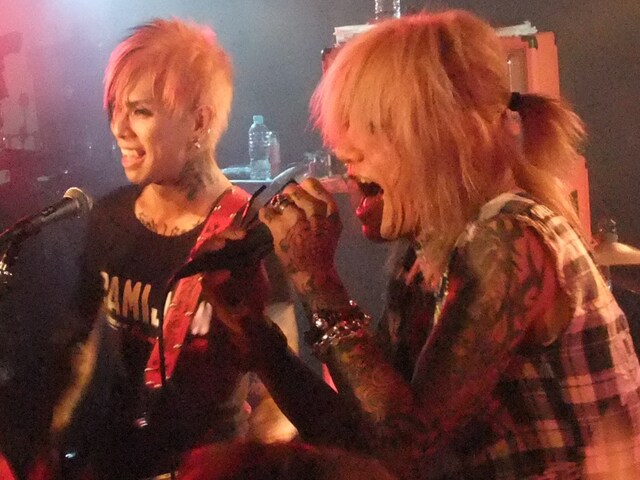 ステージで「GLORIA」をセッションするka-yu（写真左）と森重樹一（右）。