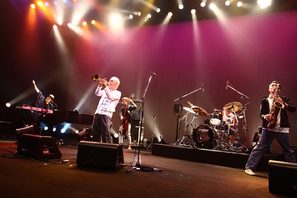 10月16日に東京・渋谷公会堂で行われたPE'Zのライブの模様。