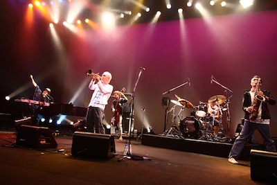 10月16日に東京・渋谷公会堂で行われたPE'Zのライブの模様。