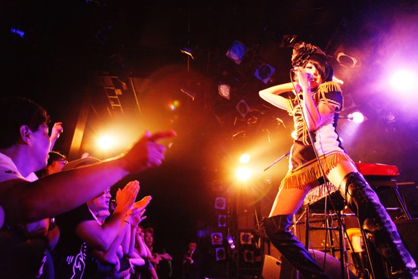 写真は8月27日に東京・渋谷CLUB QUATTROで開催されたキノコホテルの単独実演会「サロン・ド・キノコ～晩夏のヒメゴト」の模様。
