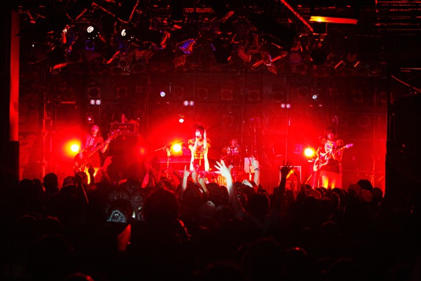 写真は8月27日に東京・渋谷CLUB QUATTROで開催されたキノコホテルの単独実演会「サロン・ド・キノコ～晩夏のヒメゴト」の模様。