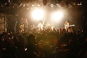 写真は8月27日に東京・渋谷CLUB QUATTROで開催されたキノコホテルの単独実演会「サロン・ド・キノコ～晩夏のヒメゴト」の模様。