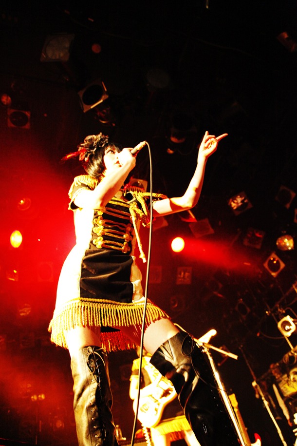 写真は8月27日に東京・渋谷CLUB QUATTROで開催されたキノコホテルの単独実演会「サロン・ド・キノコ～晩夏のヒメゴト」の模様。