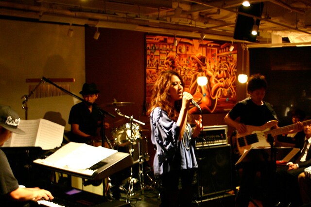 写真は10月17日に都内で行われたスペシャルライブより。