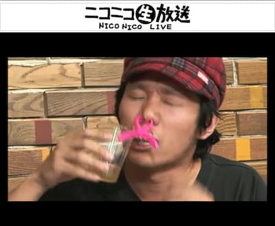 2011年に配信されたニコニコ生放送「鬼束ちひろの『包丁の上でUTATANETS』」での劔樹人。