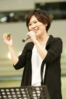 玉城千春ソロデビューシングル「神様」発売記念ライブの模様。