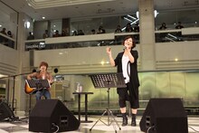 玉城千春ソロデビューシングル「神様」発売記念ライブの模様。