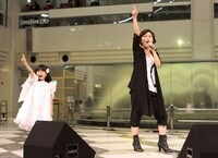 玉城千春ソロデビューシングル「神様」発売記念ライブの模様。