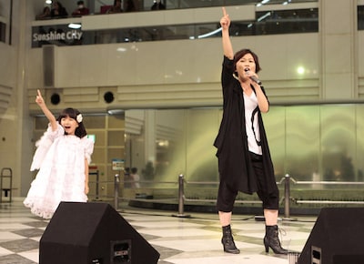 玉城千春ソロデビューシングル「神様」発売記念ライブの模様。