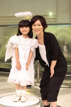 「神様」にちなんで天使のようなコスチュームで登場した小林星蘭（写真左）と玉城千春。