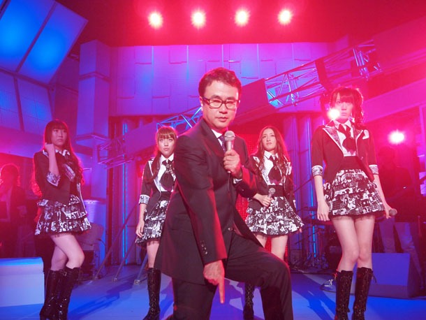 「Beginner」をパフォーマンスする三谷幸喜とAKB48メンバー。