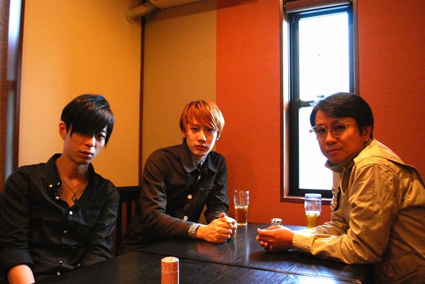 ROYの実家料亭で卓を囲むMARCY、ROY、藤井フミヤ（写真左から）。フミヤはTHE BAWDIESについて「久しぶりにスタイリッシュなバンドが出てきた」と評価する。