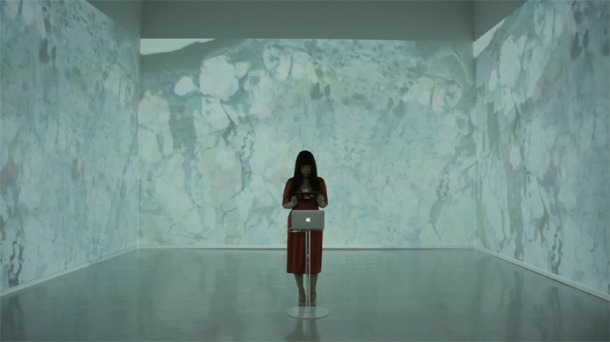 「Gurugle Earth」を実演するやくしまるえつこ。