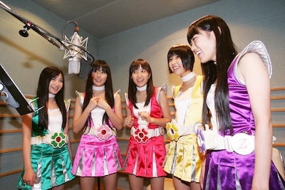 「ALONE」のレコーディングに臨むももいろクローバーZ。(C)「ウレロ☆未確認少女」製作委員会