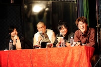 怒髪天の“ご神託”に耳を傾ける出演者たち。（撮影：釘野孝宏）