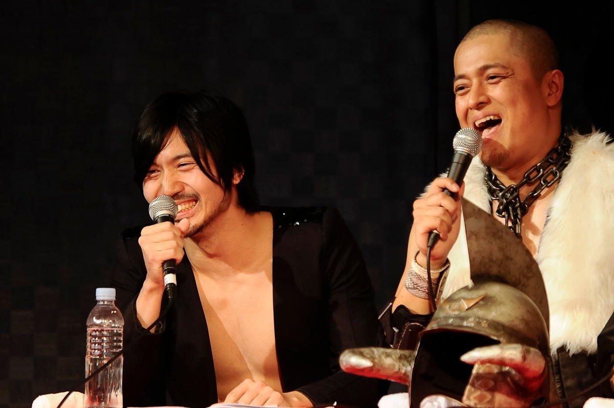 衣装のインパクトでは郡を抜いていた天野ジョージと冠徹弥の2人。（撮影：釘野孝宏）