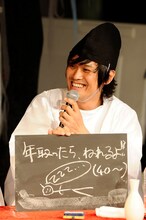 堀之内の睡眠不足問題に対して年長者らしい回答をする上原子友康。かわいらしい絵にも注目。（撮影：釘野孝宏）