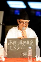 「暴飲暴食」と書いたつもりが「暴飯暴食」と書き、メンバーのツッコミを受けた坂詰克彦。（撮影：釘野孝宏）