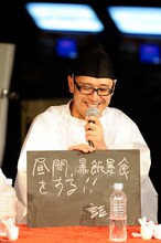 「暴飲暴食」と書いたつもりが「暴飯暴食」と書き、メンバーのツッコミを受けた坂詰克彦。（撮影：釘野孝宏）