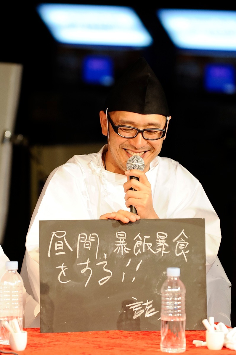 「暴飲暴食」と書いたつもりが「暴飯暴食」と書き、メンバーのツッコミを受けた坂詰克彦。（撮影：釘野孝宏）