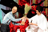 ケイタイモからお神酒を受け取る増子直純。（撮影：釘野孝宏）