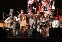 「いちじく」の演奏後、フロントマンのEBIを指差す4人。