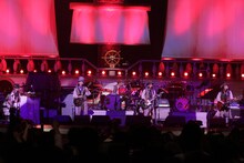 「頼みたいぜ」を演奏するユニコーン。