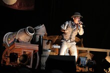 「ハヴァナイスデー」をハンドマイクで歌う民生。2番の歌詞は、その日の土地の名前で変えられていた。この日はもちろん「故郷はSaitama」だった。