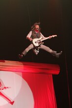 「手島いさむ物語」で大胆なワイヤーパフォーマンスを繰り広げるテッシー。ツアーの初日・三郷での直立不動に近い振る舞いから5カ月を経て、進化した姿を見せた。