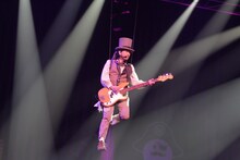 「BLACK TIGER」で宙に吊られるEBI。9月5日の日本武道館公演から始まったアリーナツアー用セットリストで取り入れられた演出だ。