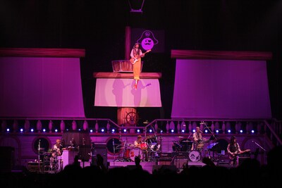 「君達は天使」の“EBIフライ”姿。衣装に合わせ、2番では歌詞を変え「俺って俺って EBIフライ」と熱唱していた。