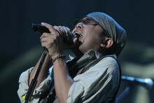 シャウトする奥田民生。