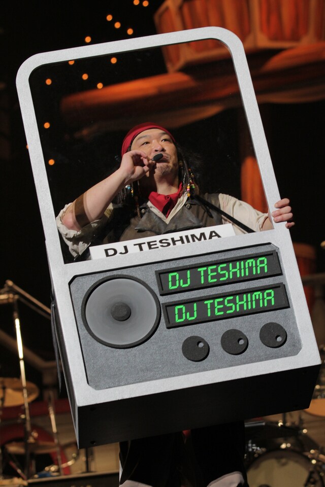 “DJ TESHIMA”の晴れ姿。テッシー曰く「これ意外と重いんですよ！ 首が痛くて！」とのことだ。