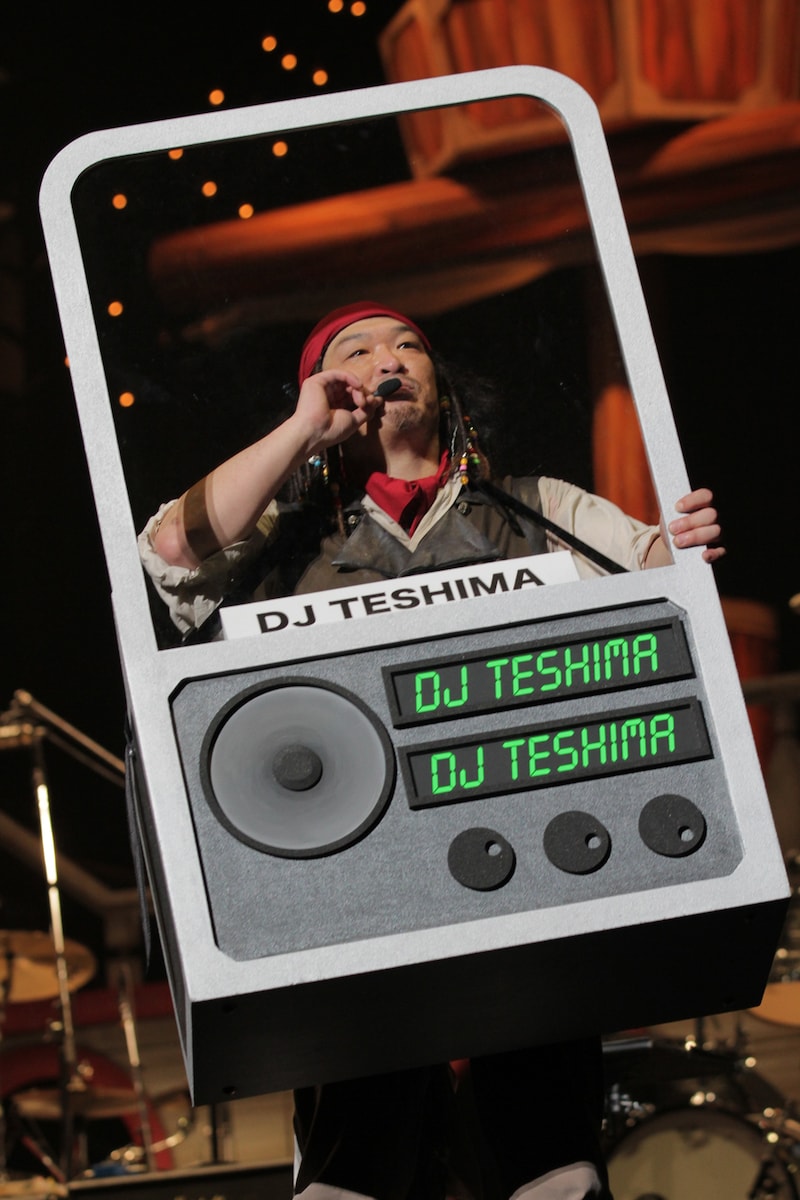 “DJ TESHIMA”の晴れ姿。テッシー曰く「これ意外と重いんですよ！ 首が痛くて！」とのことだ。
