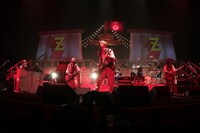 「Z LIFE」では苦手なキーボードにチャレンジした奥田民生（写真左）。先日行われた大阪城ホール公演初日には「俺は弾くんじゃないんです、押してるんです」と主張していた。