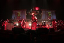 「Z LIFE」では苦手なキーボードにチャレンジした奥田民生（写真左）。先日行われた大阪城ホール公演初日には「俺は弾くんじゃないんです、押してるんです」と主張していた。