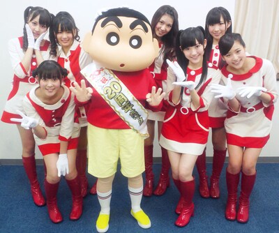 しんちゃん（写真中央）と記念撮影をする渡り廊下走り隊7。 (C)臼井儀人 / 双葉社・シンエイ・テレビ朝日・ADK