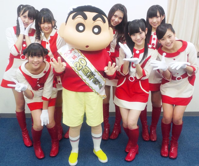 しんちゃん（写真中央）と記念撮影をする渡り廊下走り隊7。 (C)臼井儀人 / 双葉社・シンエイ・テレビ朝日・ADK