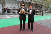 「第24回東京国際映画祭」グリーンカーペットでポーズを決める前野健太（左）と松江哲明（右）。