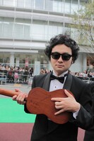 楽屋で会ったヴィム・ヴェンダース監督のサインつきギターを披露する前野健太。