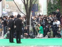 報道陣のシャッターを浴びる松江哲明（左）と前野健太（右）。