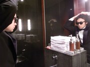 グリーンカーペット開始前に髪を整える前野健太。