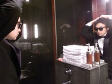 グリーンカーペット開始前に髪を整える前野健太。