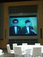楽屋からインタビュー中継される前野健太（左）と松江哲明（右）。