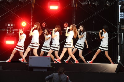 「スカート、ひらり」を歌唱するHKT48。