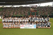 AKB48（写真右側）とのフォトセッションに臨むHKT48（左側）。