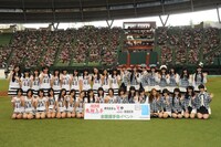 AKB48（写真右側）とのフォトセッションに臨むHKT48（左側）。