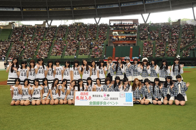 AKB48（写真右側）とのフォトセッションに臨むHKT48（左側）。