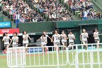 1塁＆3塁ベンチから登場したHKT48。