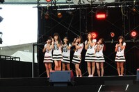 「スカート、ひらり」を歌唱するHKT48。